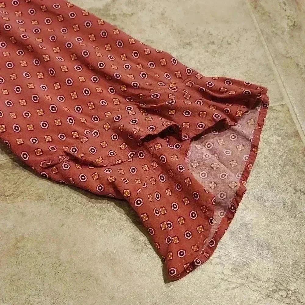 Basic Editions Patterned Lightweight Blouse with Ruffle Cuffs - Picture 6 of 9